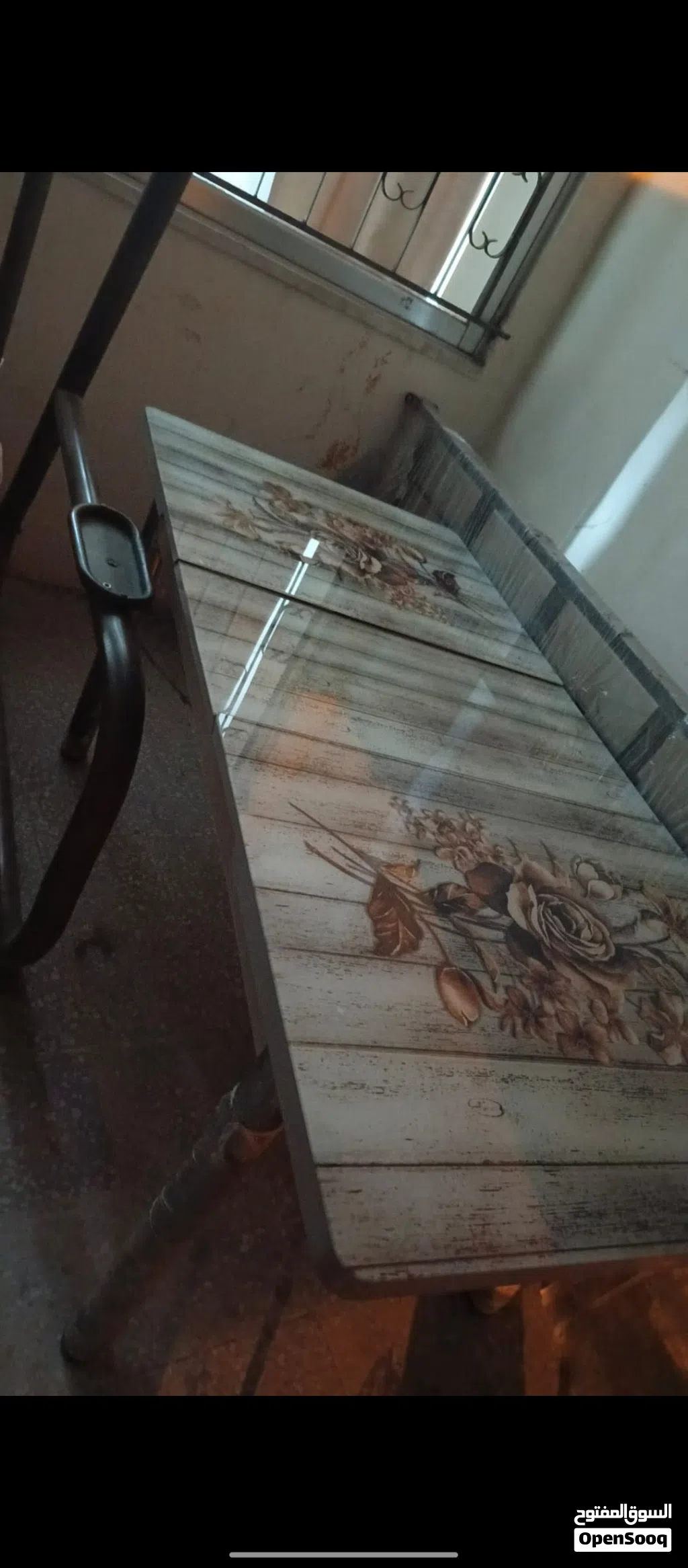 طاولة سفره مع اربع كراسي وكاله بس الاجرين فيها صده