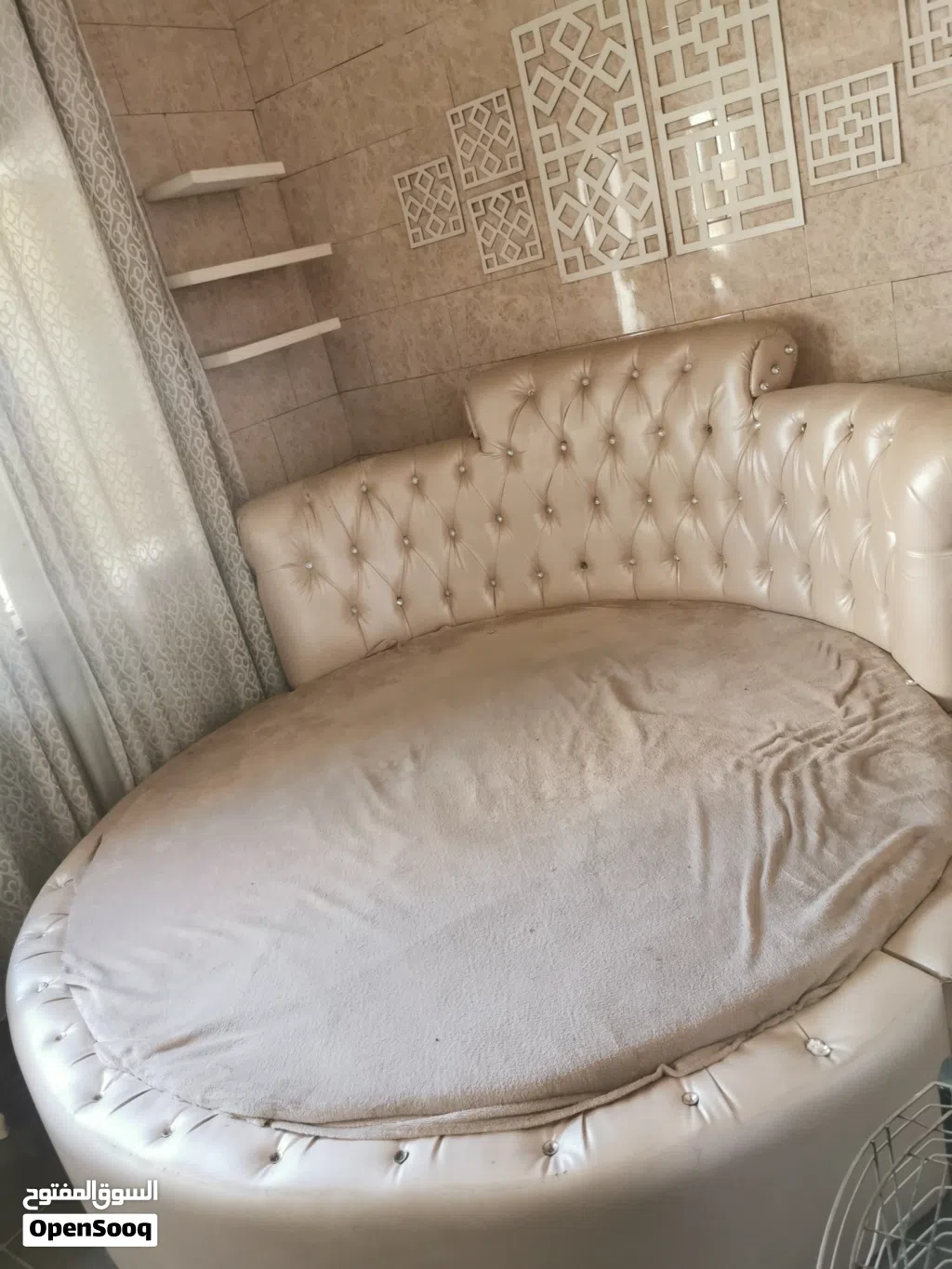 غرفه نوم تفصيل لاتيه18. دائريه لون لولؤي. مع فرشه تفصيل للبيع مع برادي خزانه سحاب مترين وتمنين 2.80
