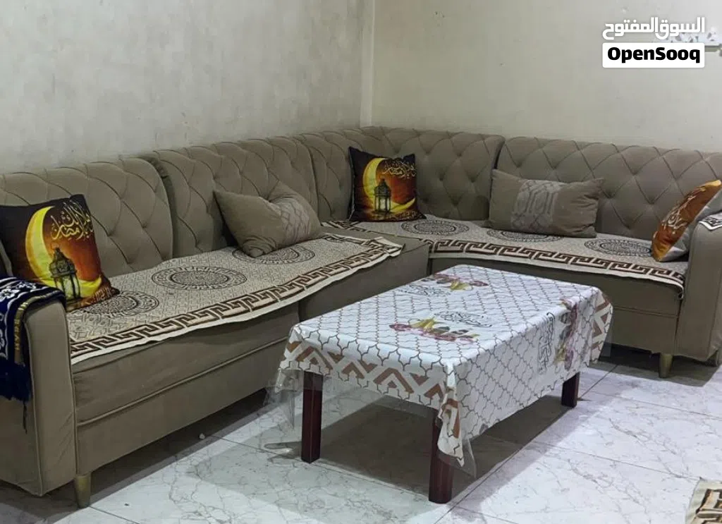 ركنة ثلاث قطع وزاوية لونها بيج غامق