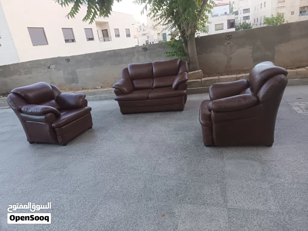 طقم كنب جلد اربع مقاعد بحاله جيده جدا للبيع الموقع عمان الجبيهه