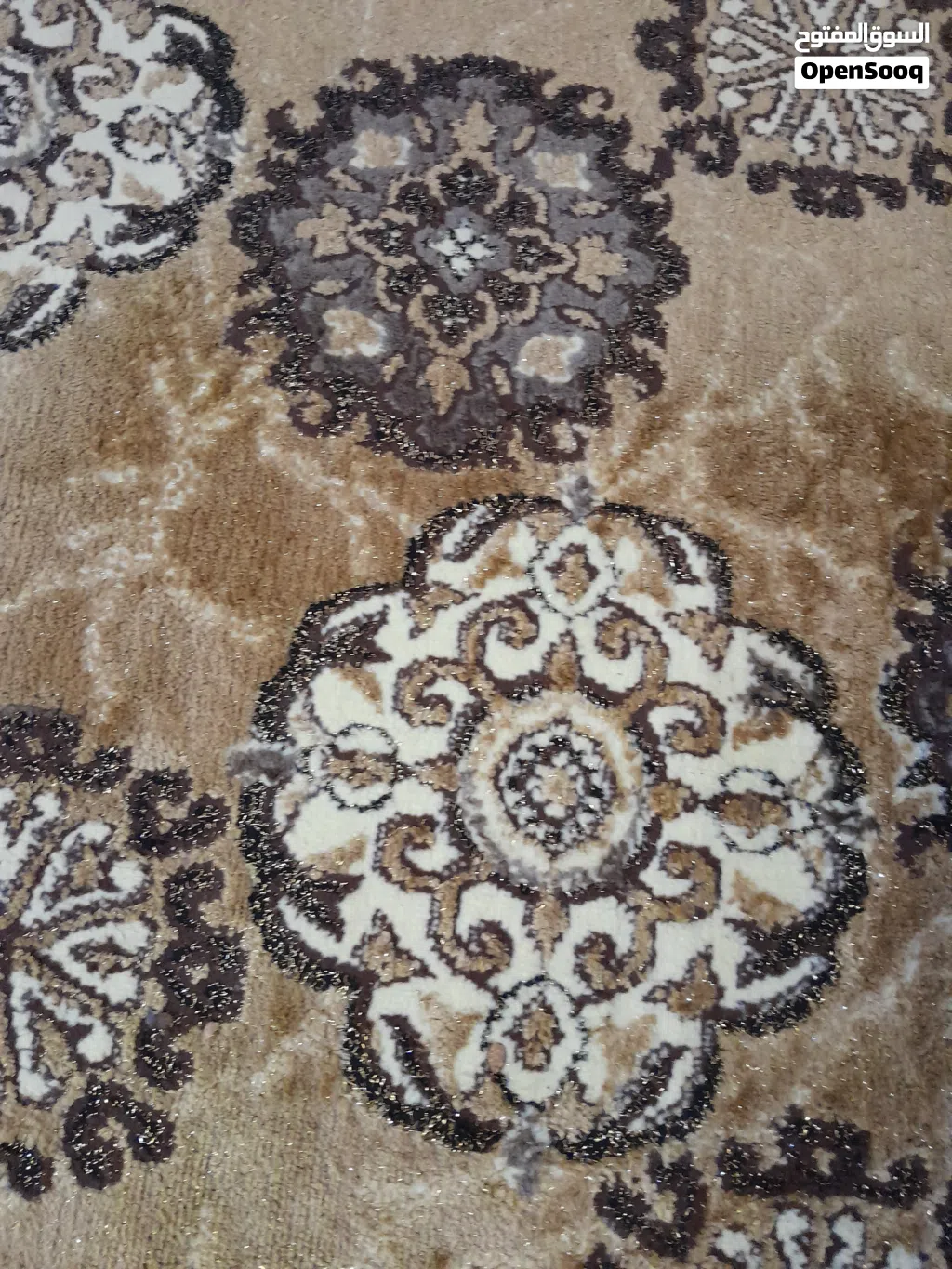 سجاد قص بحاله ممتازه ذهبي بني