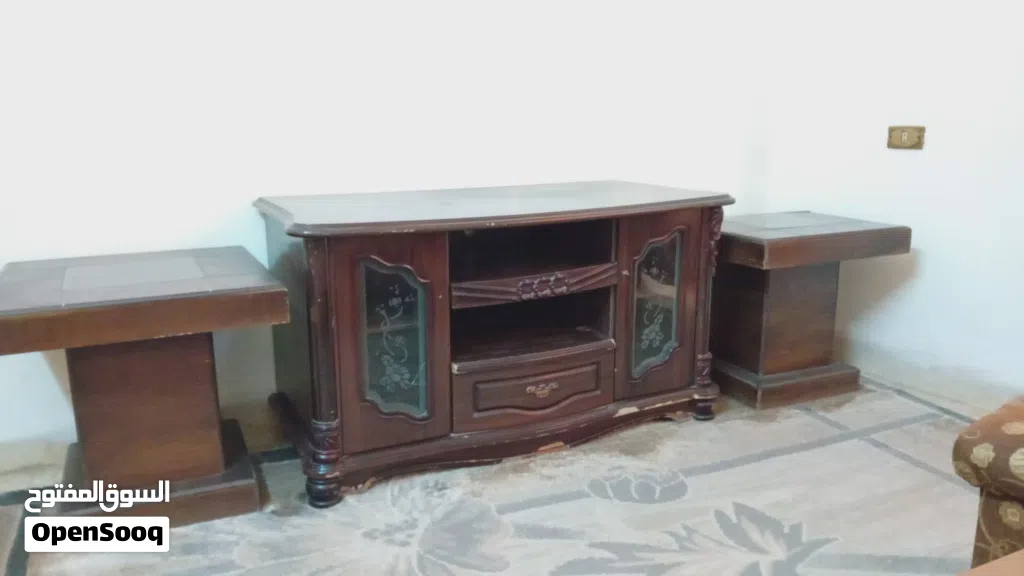 طاولات خشب مع خزائن ورفوف