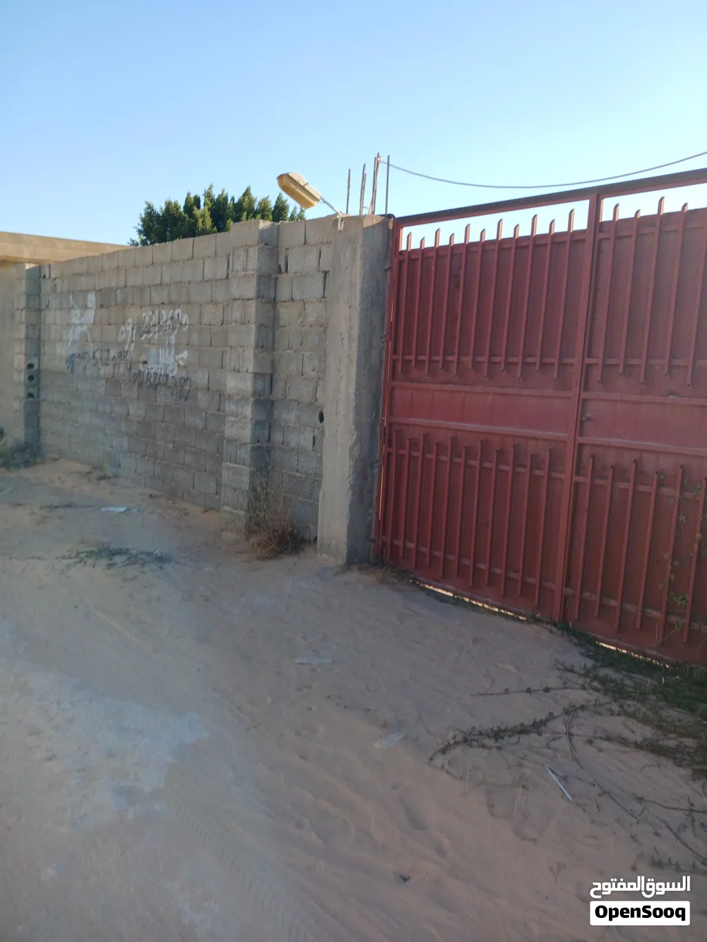 قطعة أرض للبيع مساحتها 400 متر مربع واجهتين يوجد بها بئر ماء وعدد 2 خزان ارضي يحيط بها صور واجهات 3