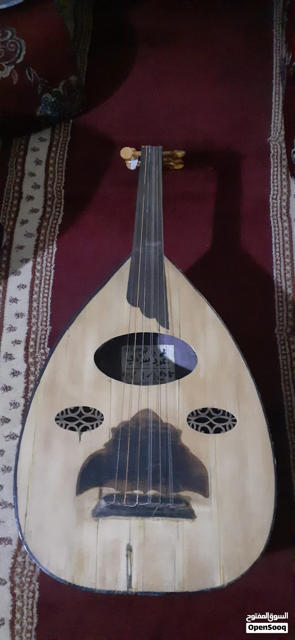 عود عراقي خشب قديم ومميز (لعشاق الطرب الأصيل والأنغام الدافئة)