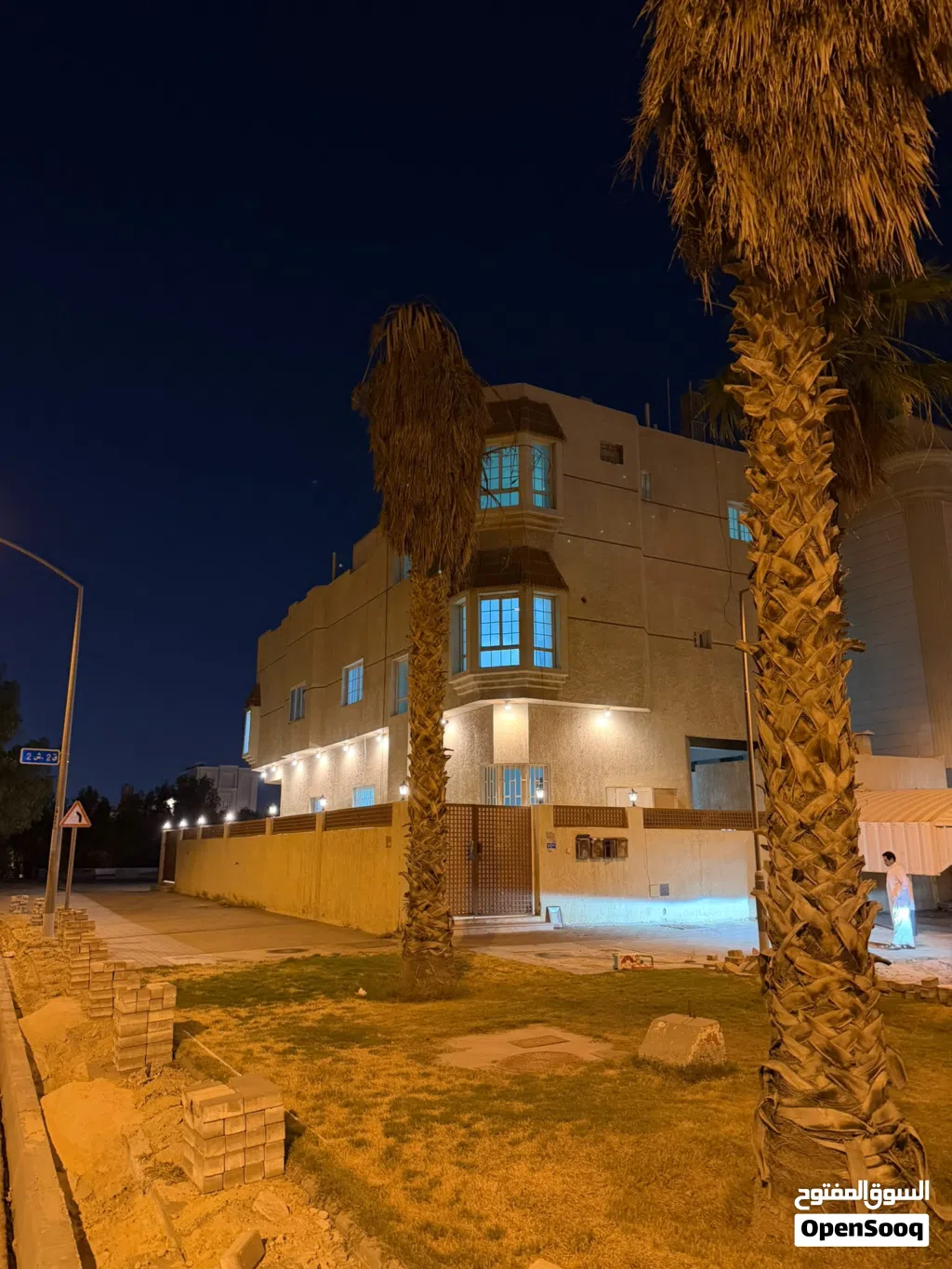 للايجار فيلا شارع رئيسي 3 وجهات وارتداد بالعدان قطعه 2 تصلح سكنى أو حضانه طابقين وسرداب