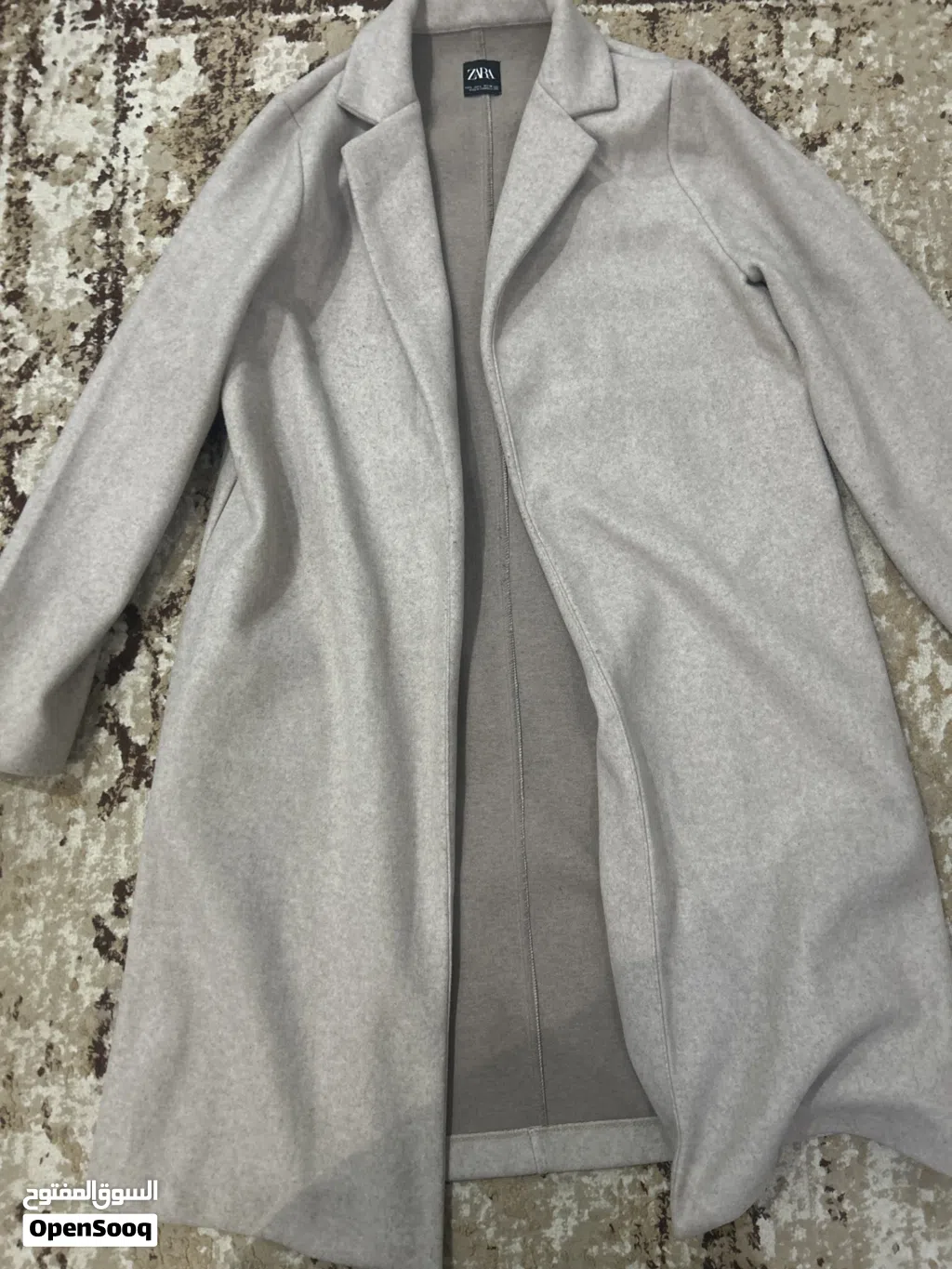 معطف طويل رمادي من ZARA – ستايل كلاسيك شيك.