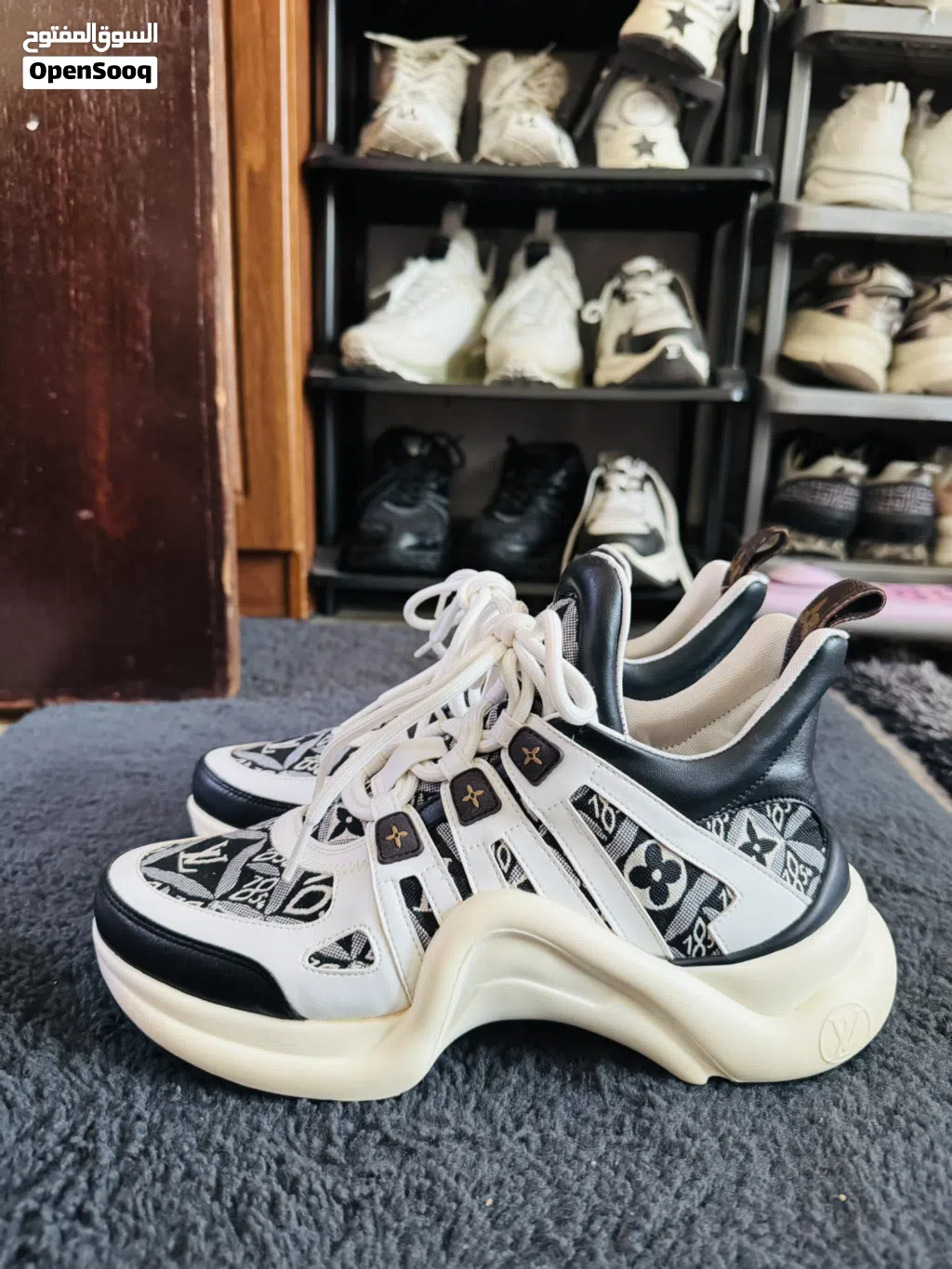 شوز Lv اتلبس مره واحده بس جبته انه41 لقيته يلبس 40