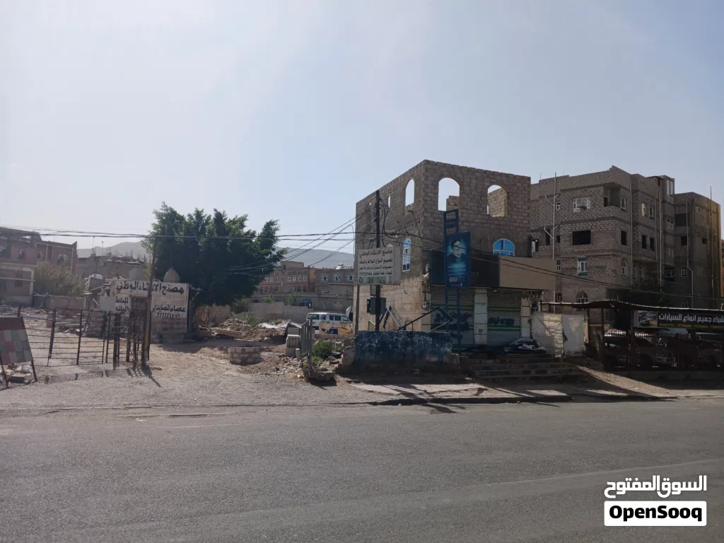 اثنين محلات على شارع الستين الرئيسي