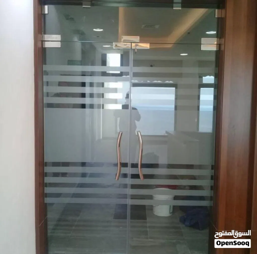 تركيب زجاج سكريت وشاورات بكس ومرايات وطاولات الطعام