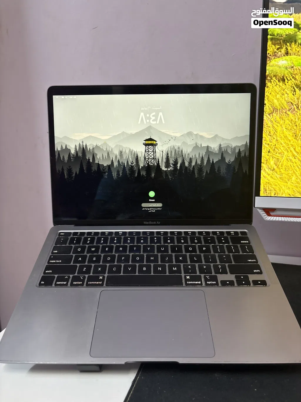 ماكبوك اير 2020 i3 8Gb ram المساحه 256 gb مناسب للاعمال المكتبيه السعر قابل للتفاوض