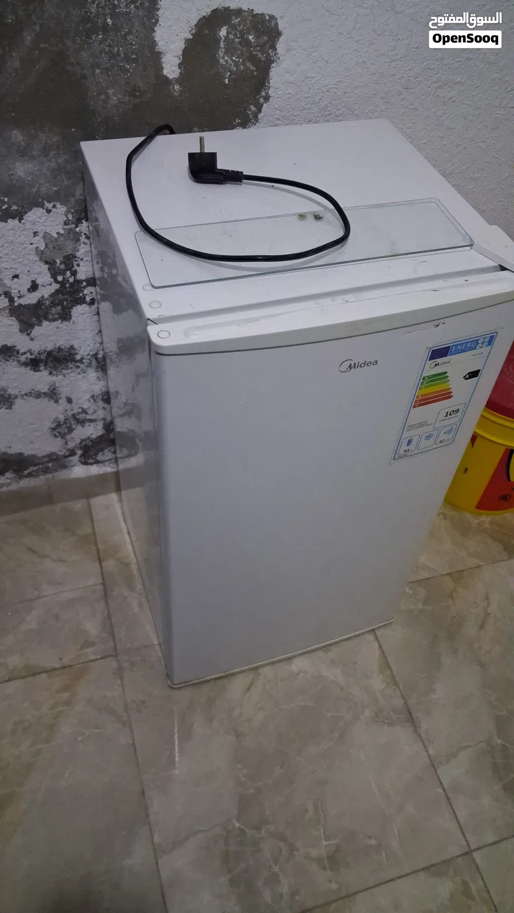 ثلاجة مكتب متوسطة