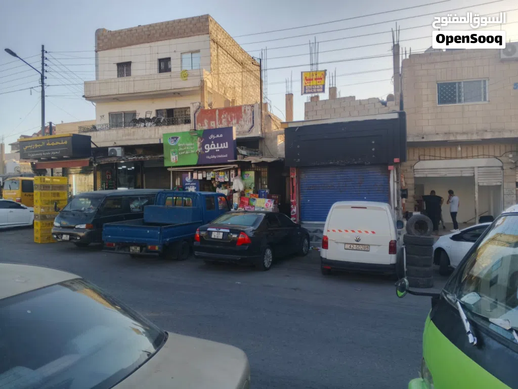بيت بموقع تجاري للبيع في حي معصوم قرب مثلث حي معصوم مكون من ثلاثة غرف وأرض خلف البيت مساحته 500 متر
