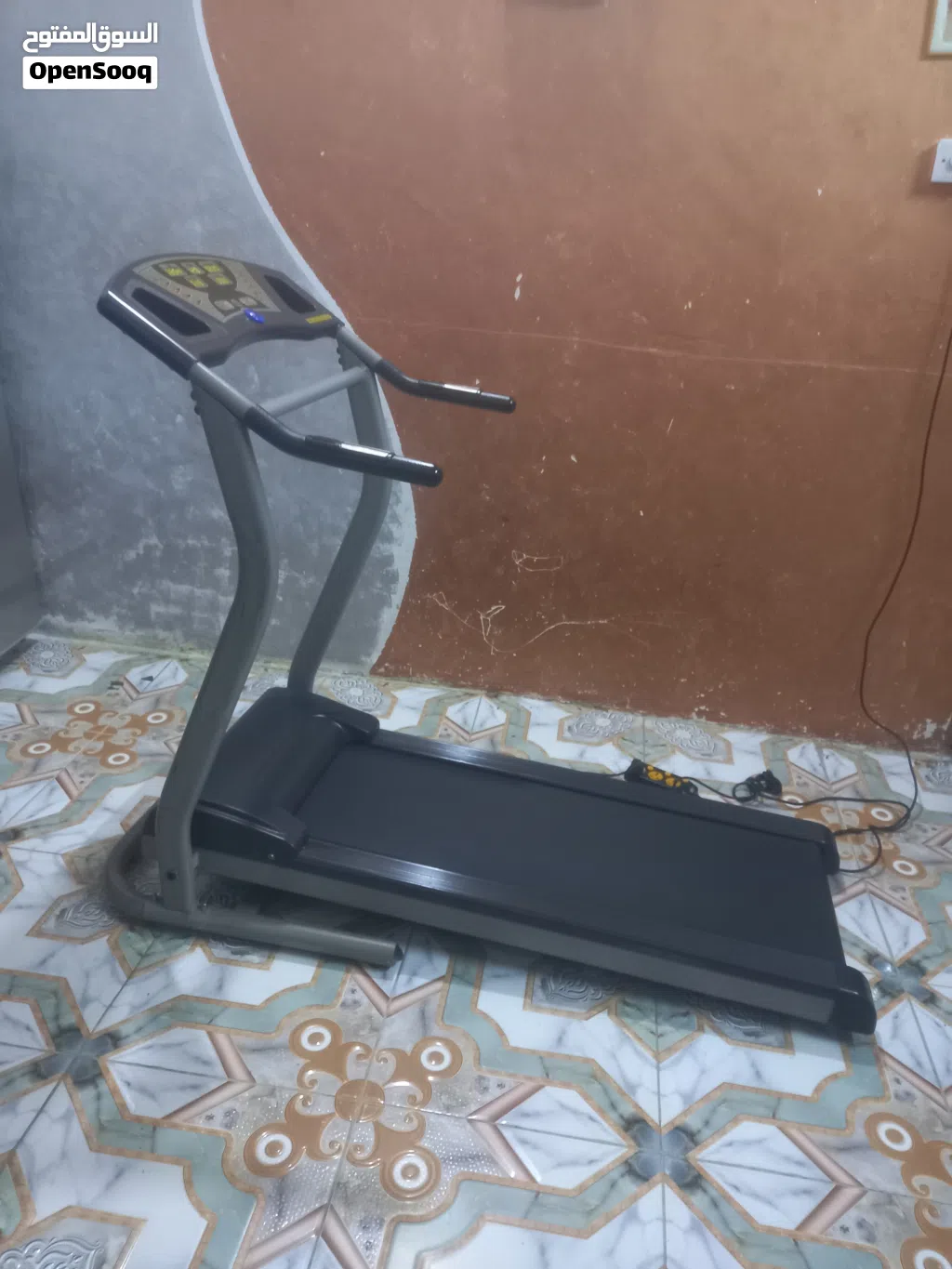 جهاز جري يتحمل وزن 120كيلو بي تحكم سرعه يدوي وشاشه وكلشي شغال بي السعر 150الف نهايته عنواني البصره