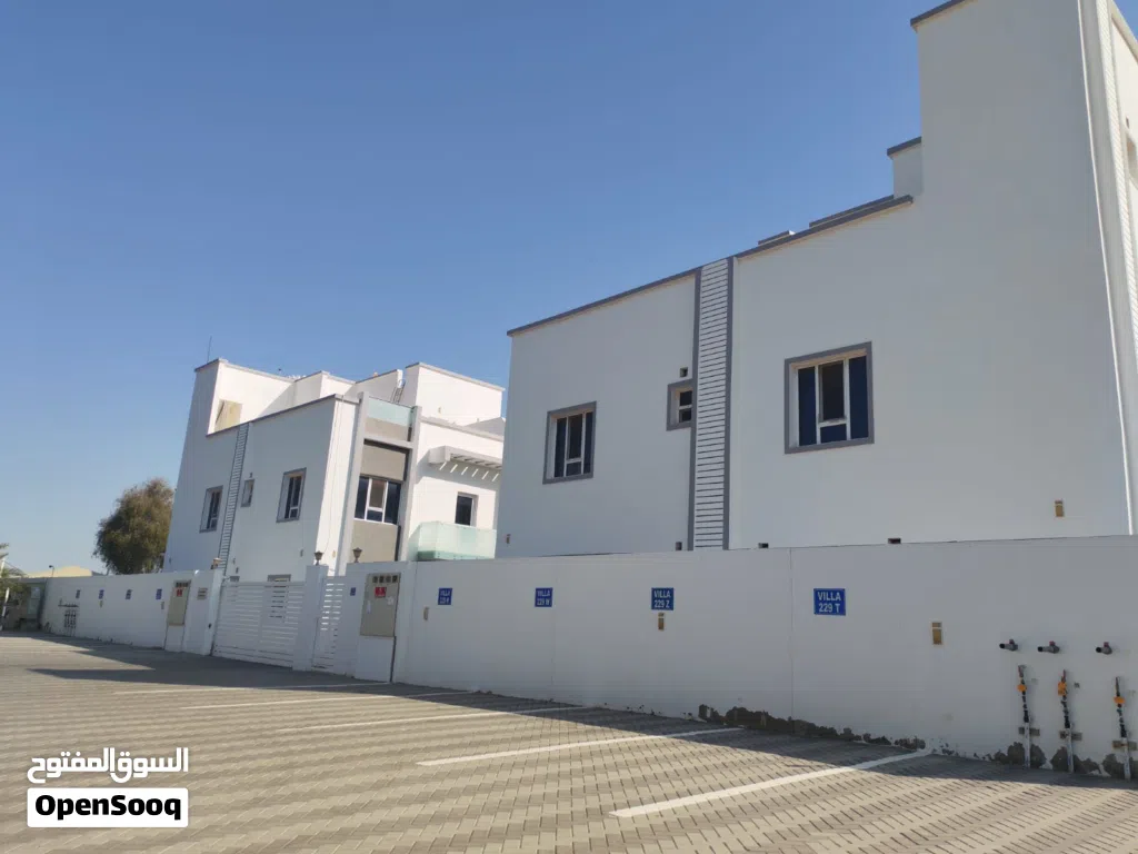 SEMI FURNUSHER 4 Bedrooms & Majilis Villa – Al Hail North