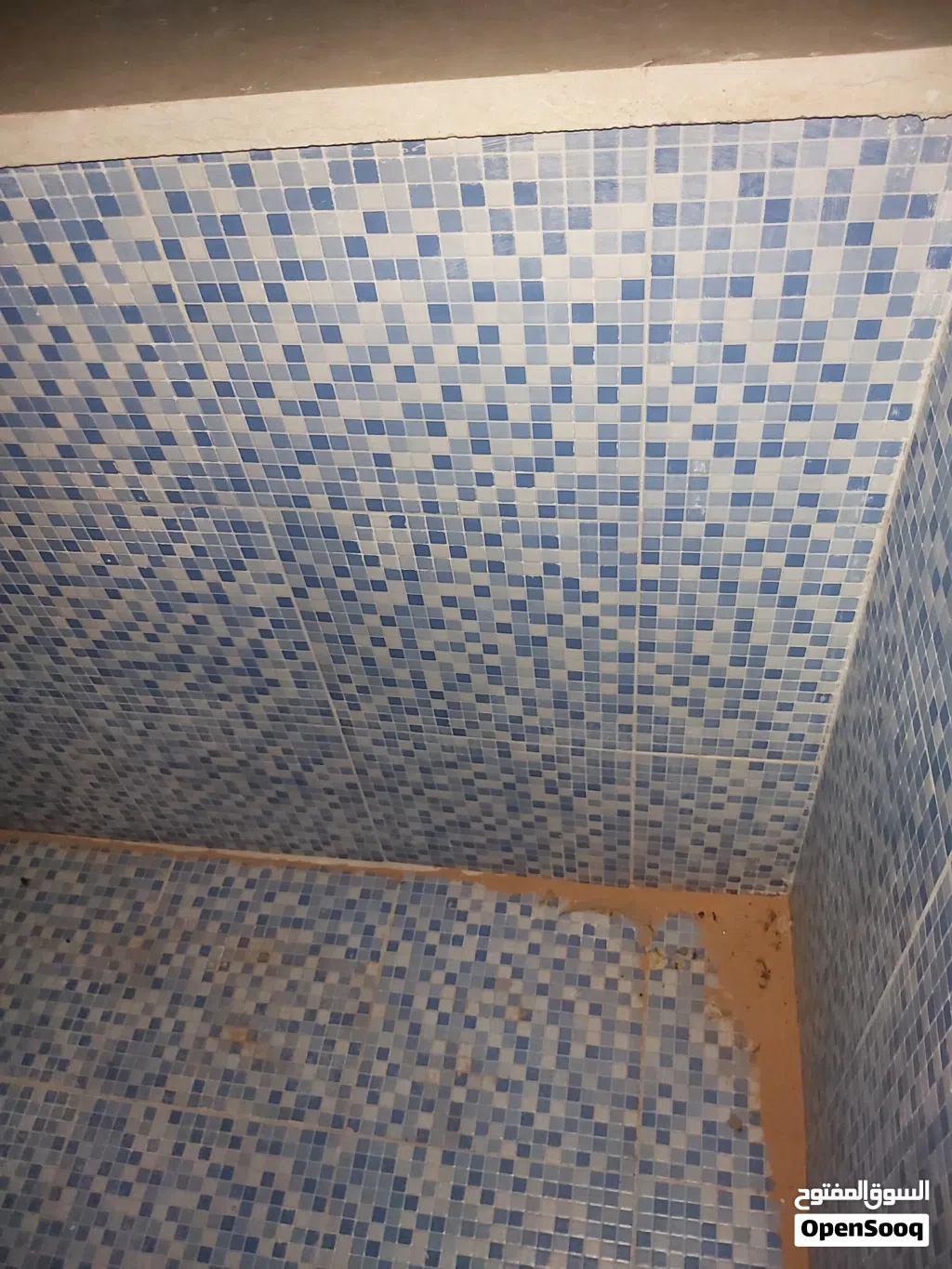 بلاط حوض سباحة
