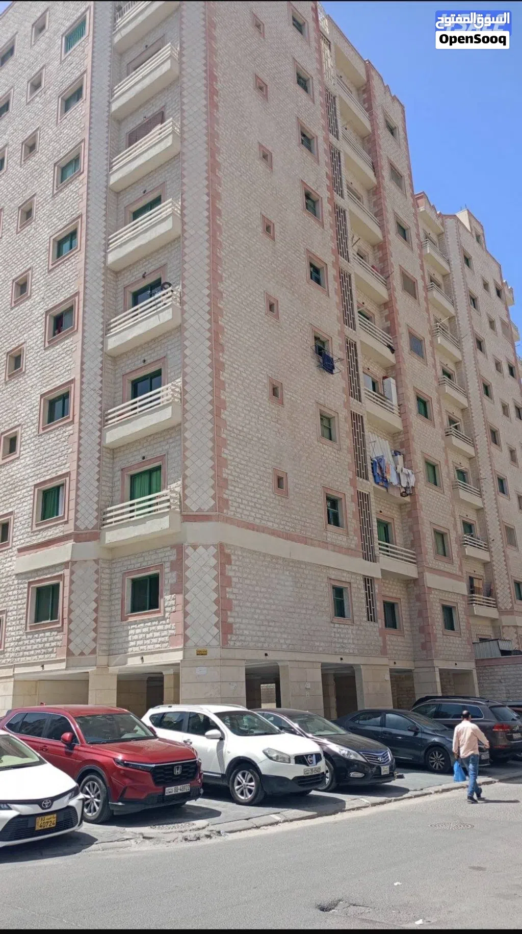 شخص ومشاركة سكن مع شخص آخر في غرفه بشقه