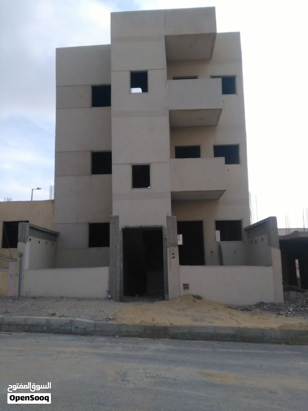 منزل 3 أدوار و بدروم للايجار