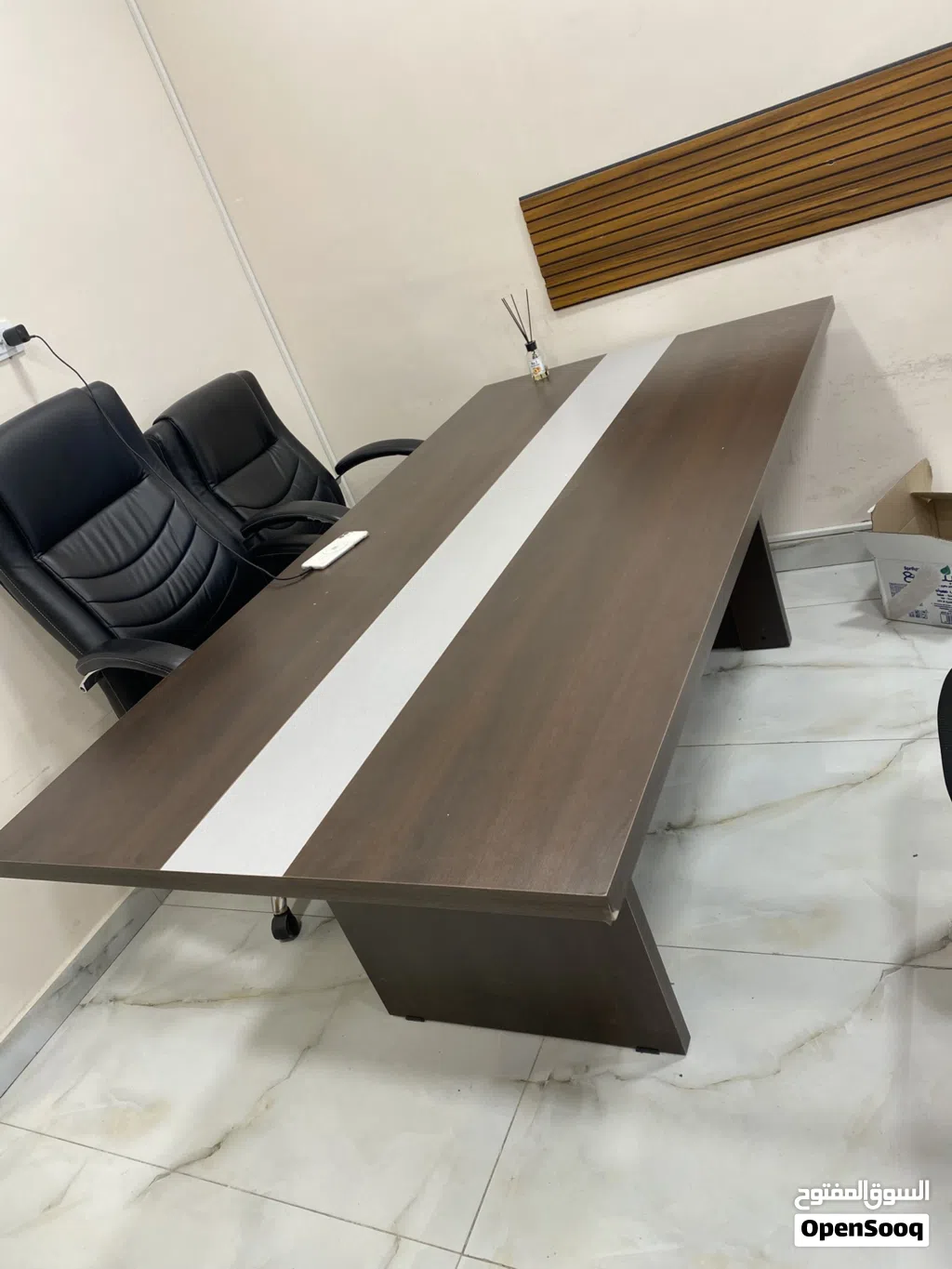 طاولة اجتماعات بالاضافه الى كرسيين مرتبات جدا