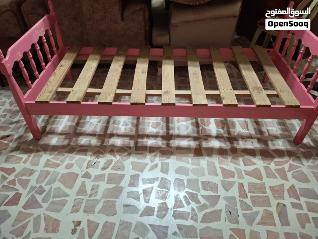 غرفة نوم في عمان مكونة من خزانه وكوميدينه وتخت تصلح لغرفه فردية للبيع بسعر ممتاز اللي مهتم يعلق