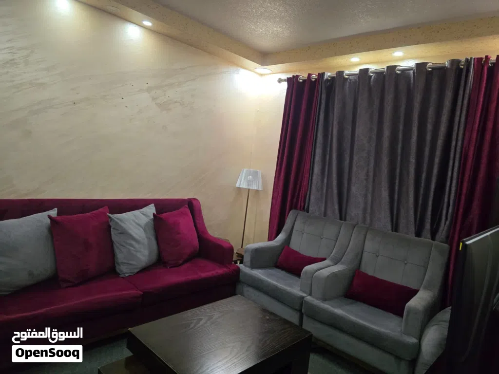 طقم كورنر + طاولة تلفاز حرف L مع خزانه صغيره وطاولة وسط