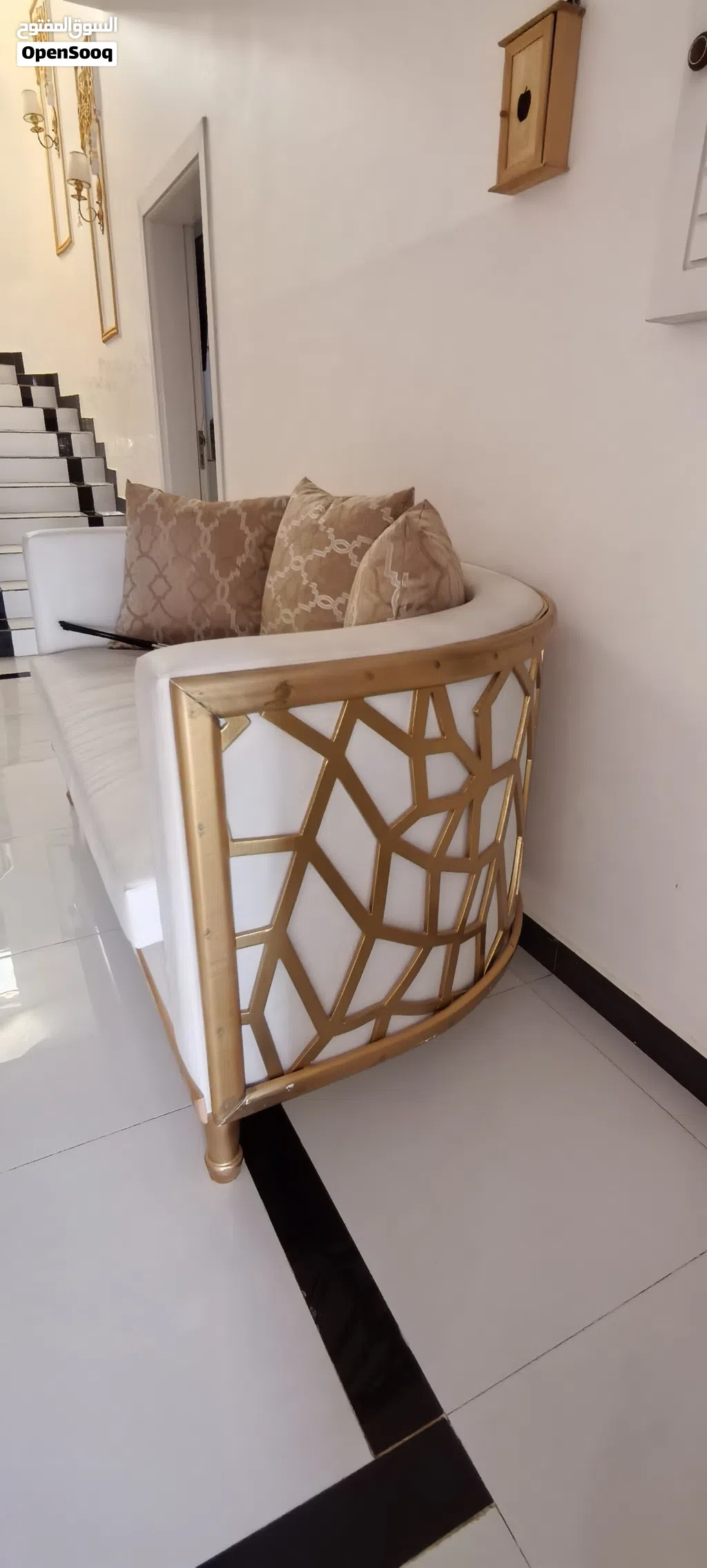 لبيع كنب شبه جديد وبحاله جيدة بسعر 60 ورف بحاله جيده ولا يوجد فيهن مشكله 60