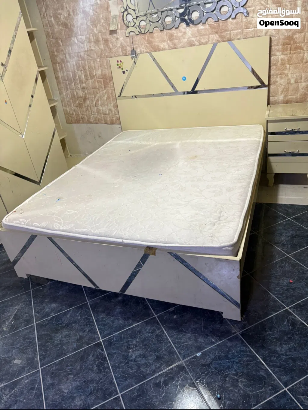 غرفة نوم نظيفه كبت مع سرير استعمال بسيط
