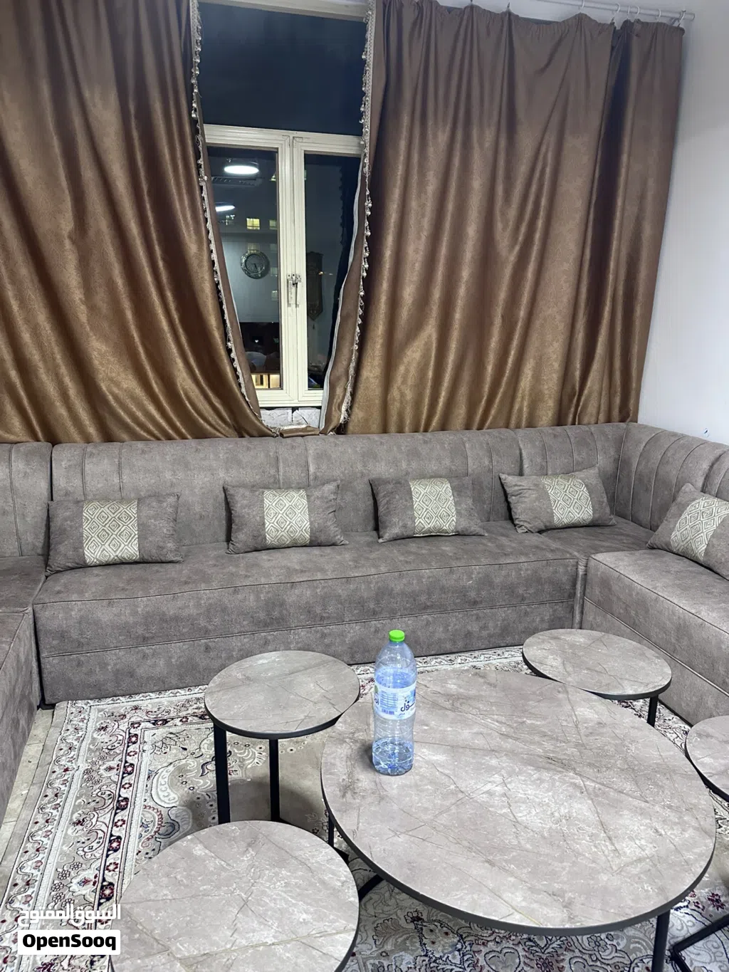 كنب للبيع استعمال خفيف مع الطاولات