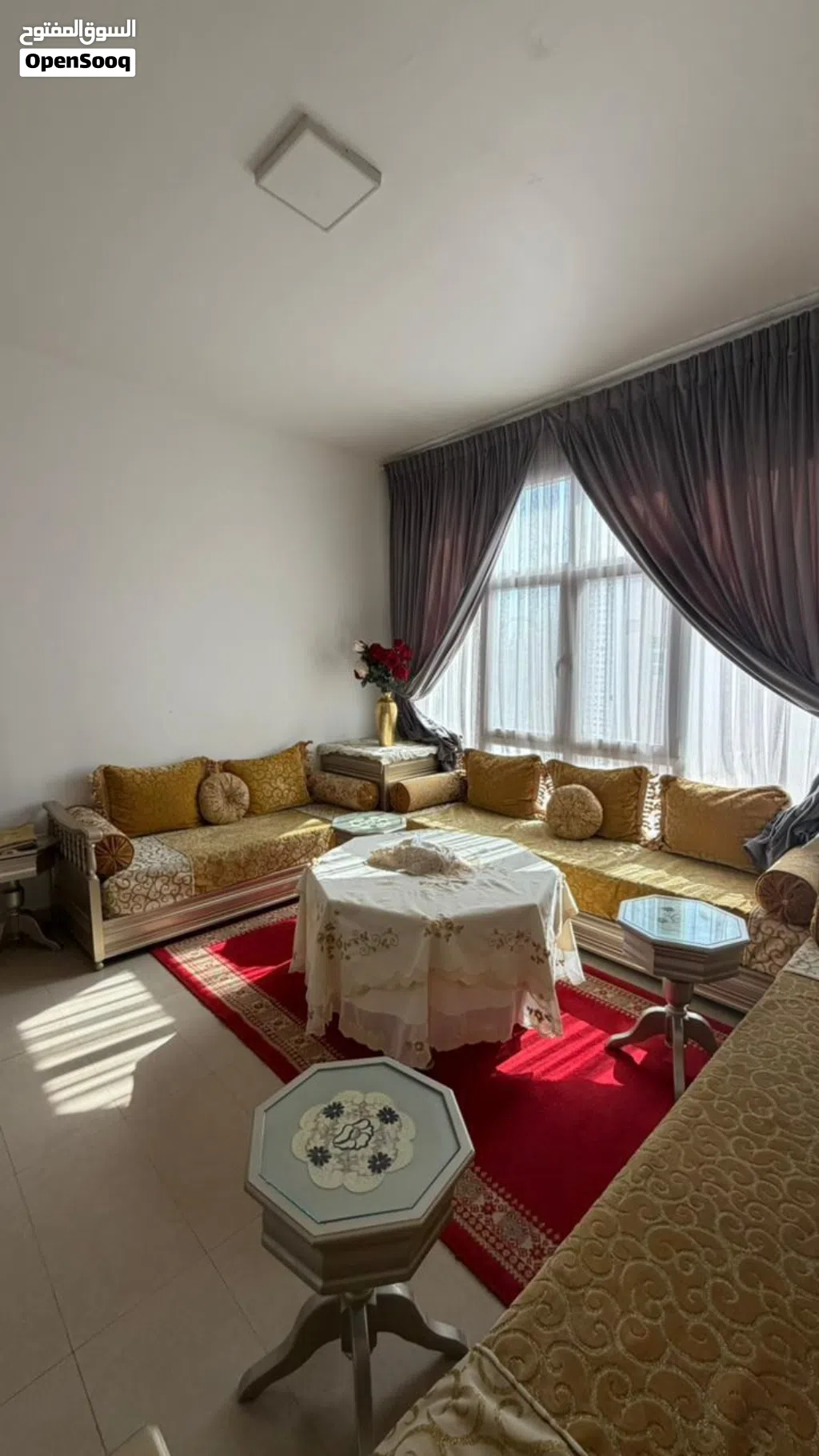 غرفة معيشة مع طاولة