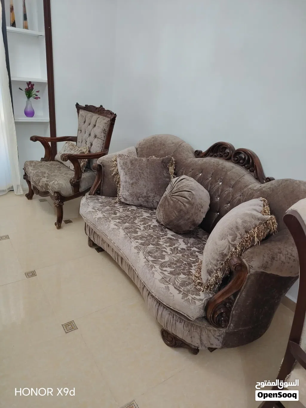 طقم كنب مع طقم طاولات