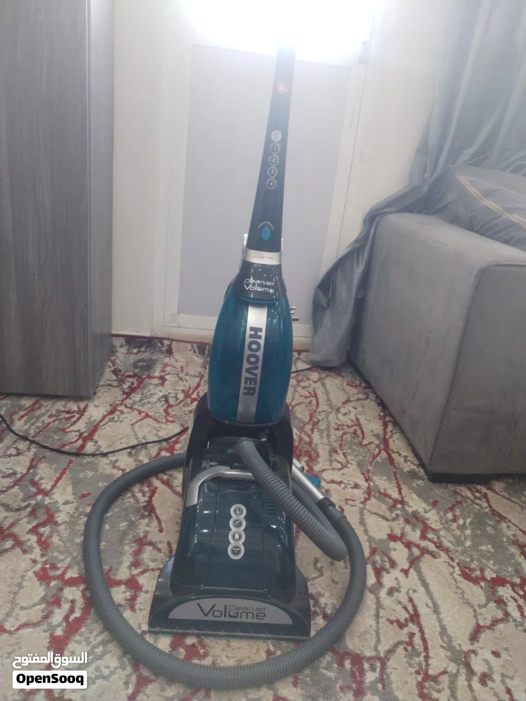 مكنسة سجاد وكنب بحالة الوكاله ماركه عالمية السعر 100