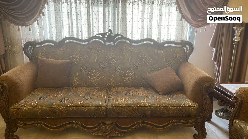 طقم كنب غرفة ضيوف وطاوله وسط وطربيزاتها