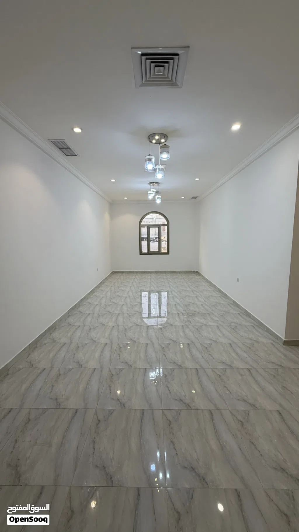 للإجار شقة بغرناطه بالدور الارضي مميزه وواسعه تتكون من ثلث غرف و غرفة الرابعه خادمه ماستر