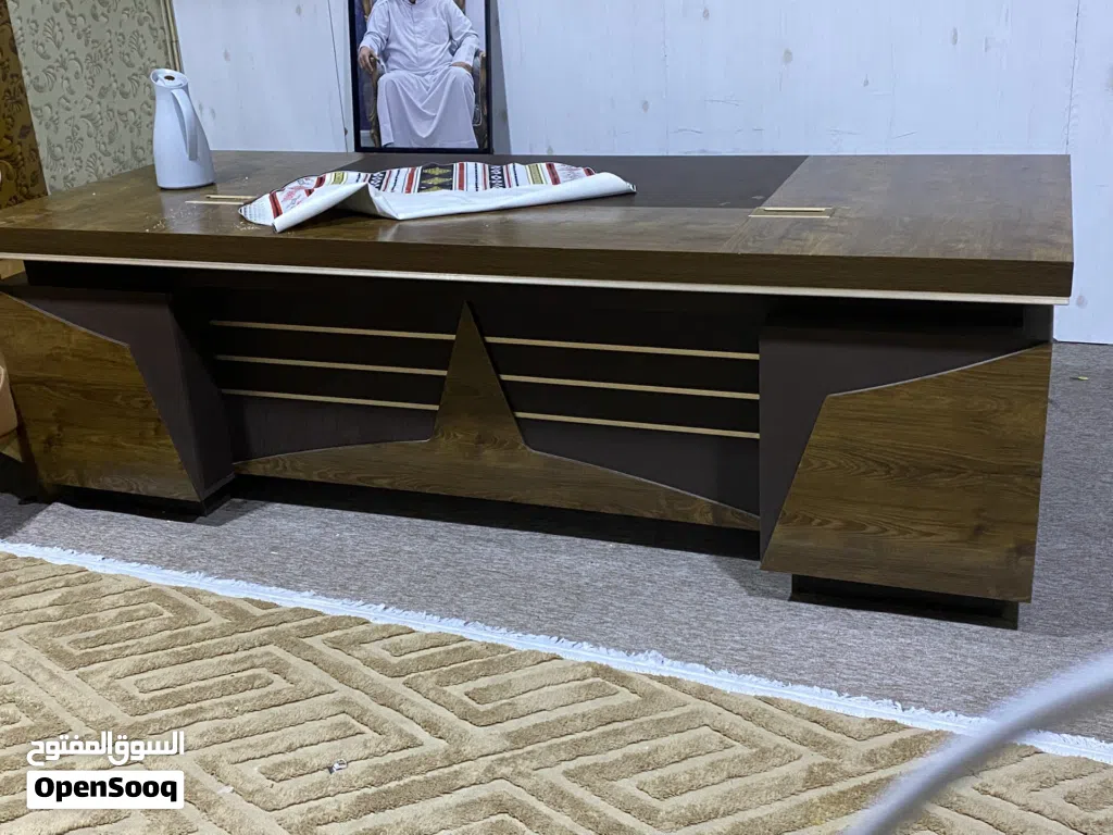 قنفات. وطاوله. مكتب. كبيره