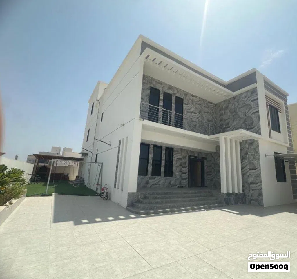 فيلا استثمارية راقية مقابل كلية عمان لطب الأسنان مباشرة