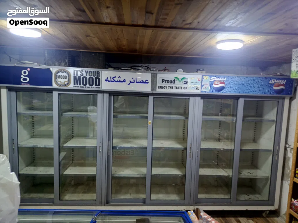 للبيع ثلاجة عرض ضخمة مخصصة للمحلات التجارية والسوبرماركت، الثلاجة بحالة ممتازة وشغالة على الفحص.