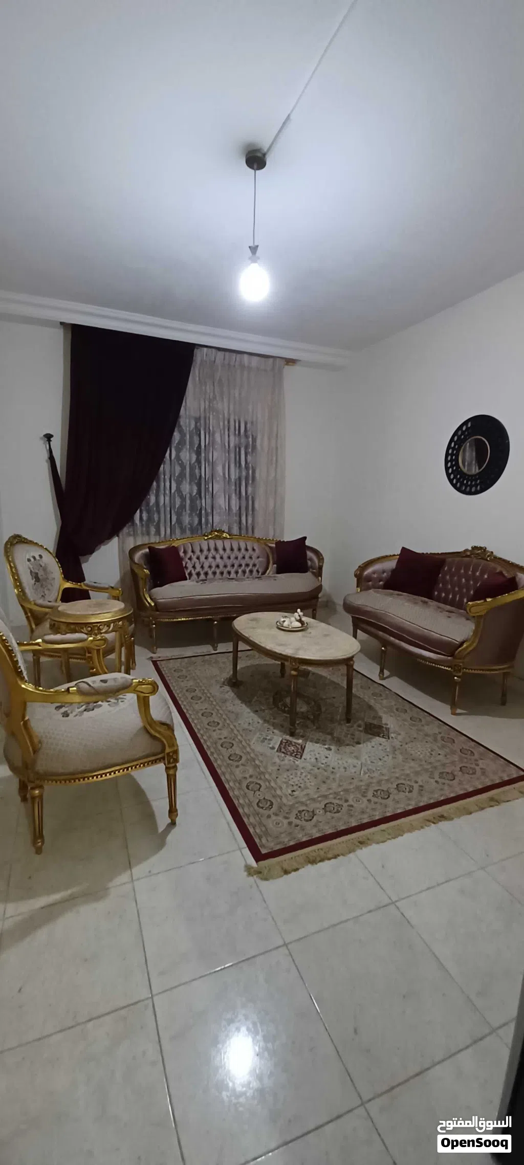 طقم جلوس 7 مقاعد بحالة ممتازة جدا مع وطاولة وسط وجانبية