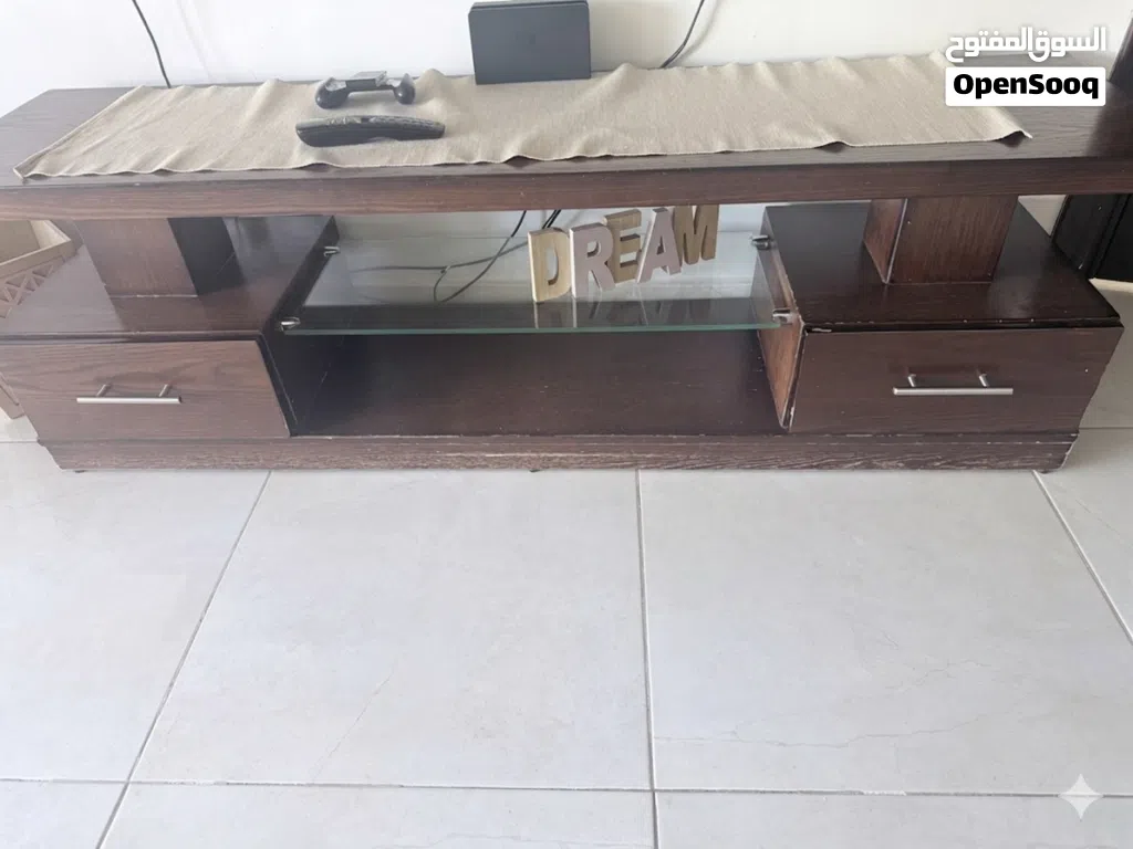 طاولة تلفزيون و طاولة قهوة و طاولتان جانبيتان