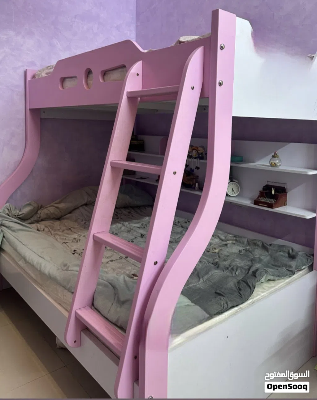 سرير طابقين نظيف