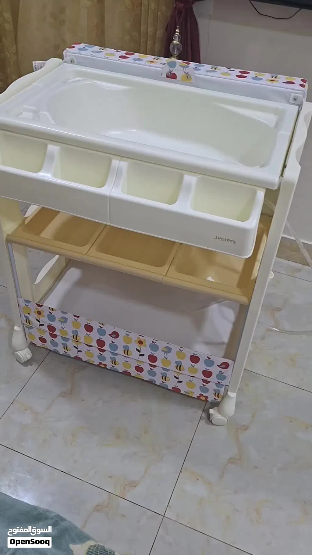 طاولة استحمام وتبديل للأطفال
