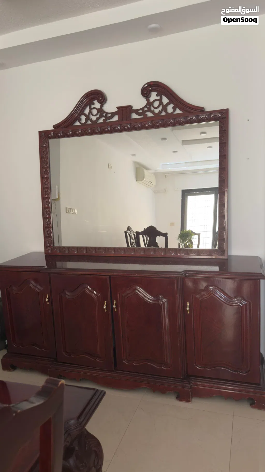 طاولة طعام وكنسول مراية وخزانة