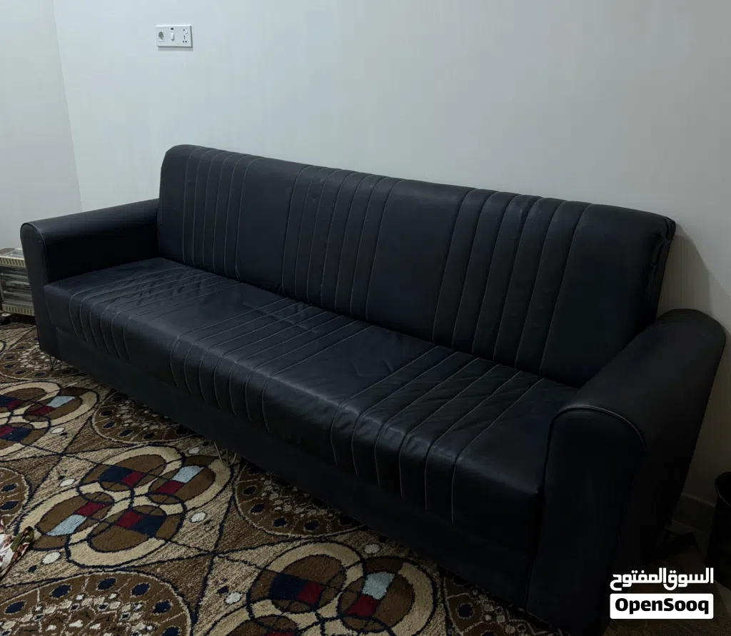 كنبة سوداء للبيع بحالة ممتازة جدًا.