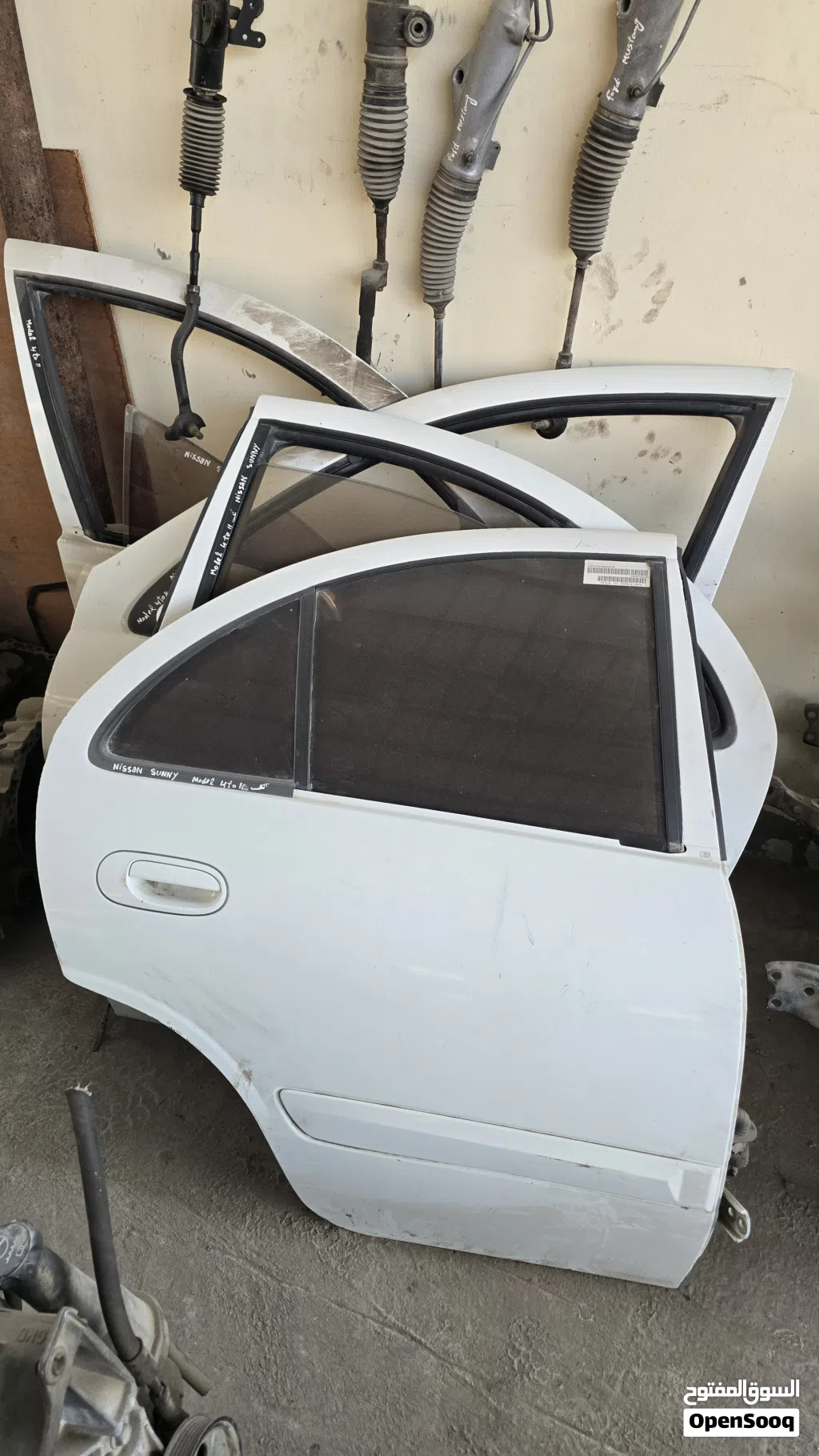 أربعة أبواب بيبان نيسان صني موديل 2012 مع كامل أغراض 4 بواب NISSAN saney 2010