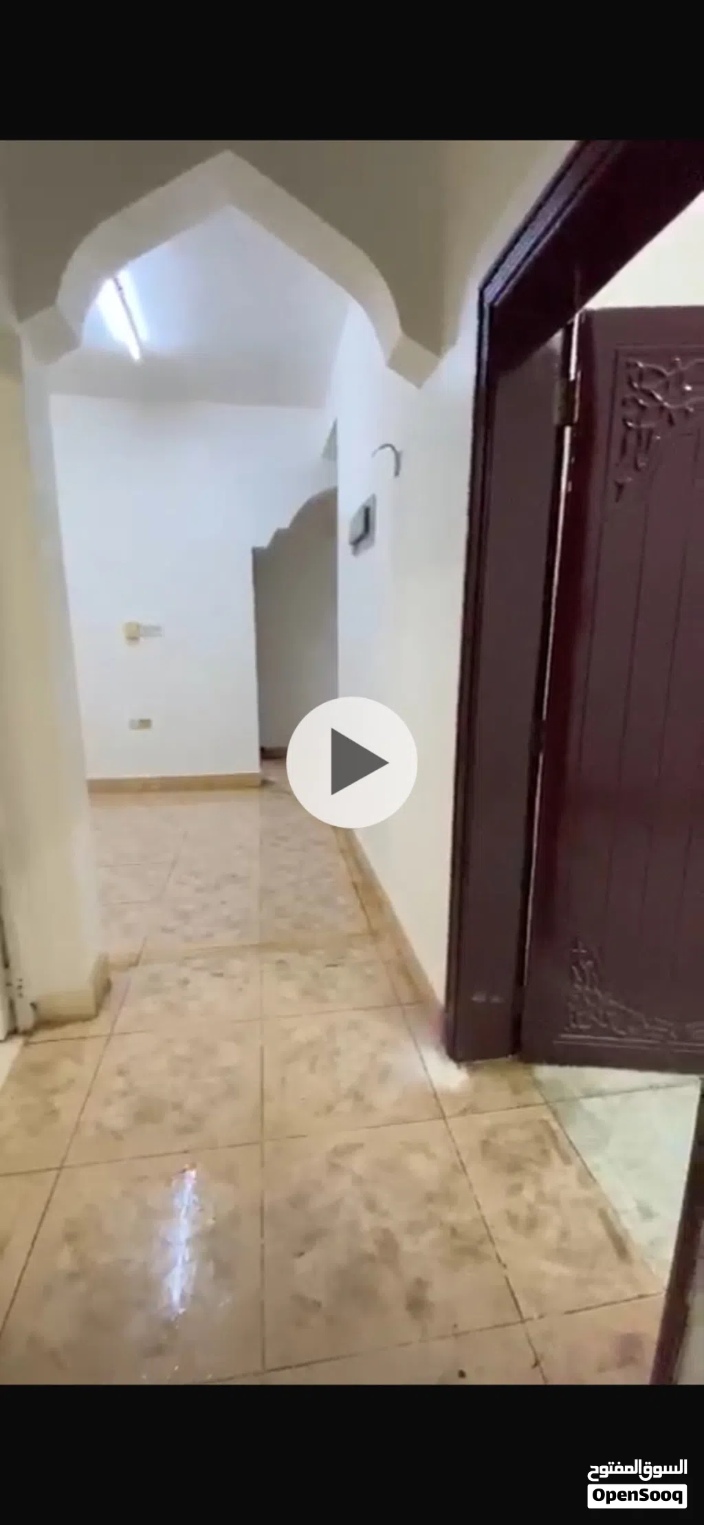 شقة مميزة بموقع مميز في سوق الخوض للطلبة أو الموظفين وبها تكييف مركز