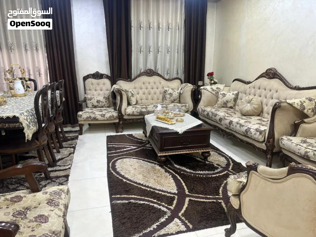 طقم كنب 9 مقاعد وملحق و طاولة سفره 8 كراسي