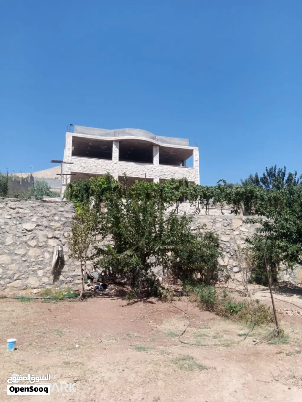 مزرعة على السيل مباشرة للبيع
