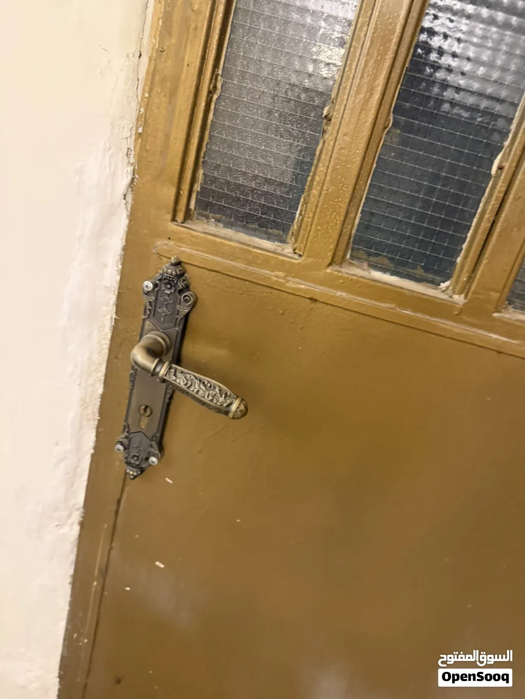 باب حديد متين
