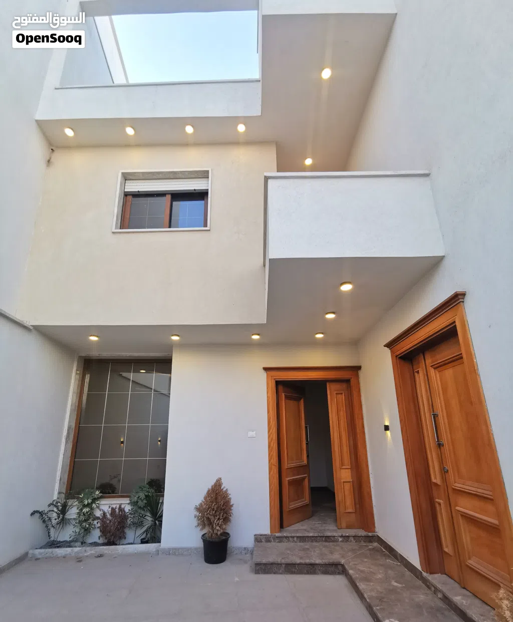 فيلا سكنية ممتازة في زناتة دورين وملحق نظام مفصول داخل المخطط روعه في التشطيب والحي سكني رائع