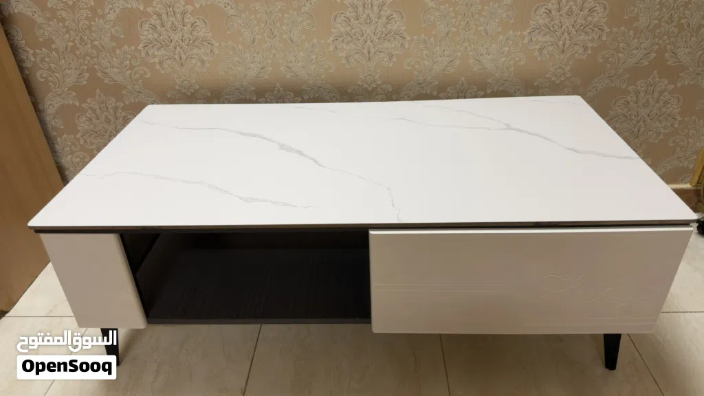 طاوله مستعمله فتره بسيطه جدا