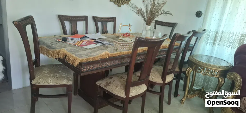 طاولة سفرة مع فضية
