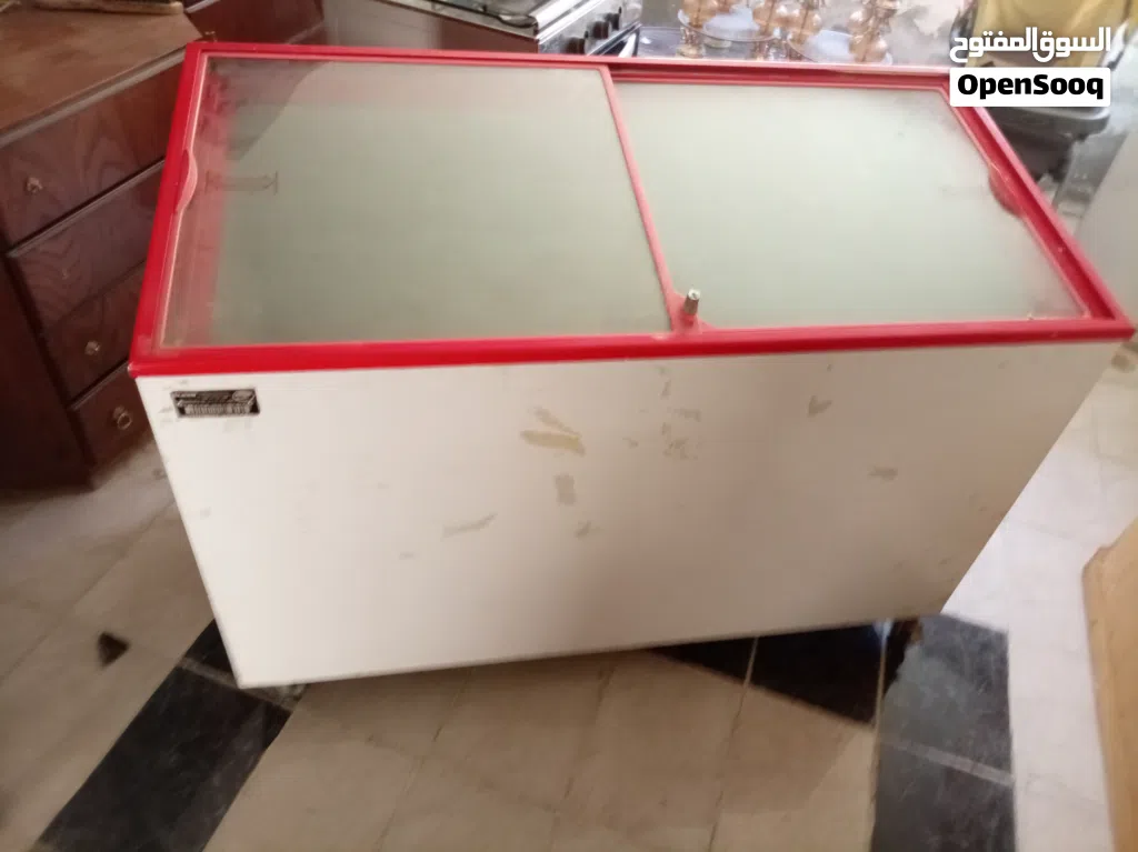 فريزر بطح بحاله ممتازه موتور شغال 100% بحاجه فقط الى غاز